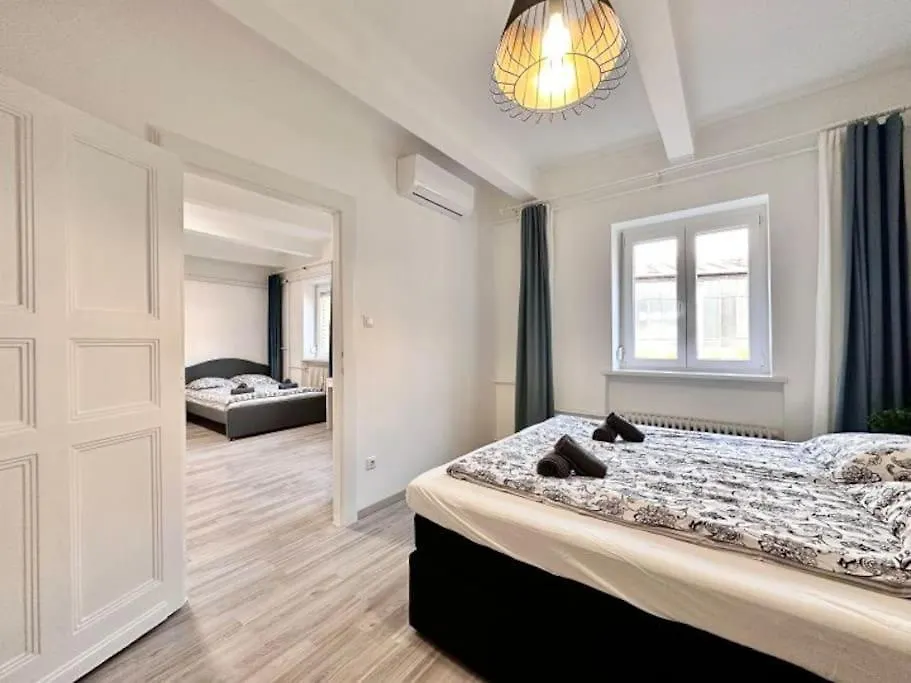 Budapest Synagogue Holiday 8Ppl 2Br 2Bth 0*,